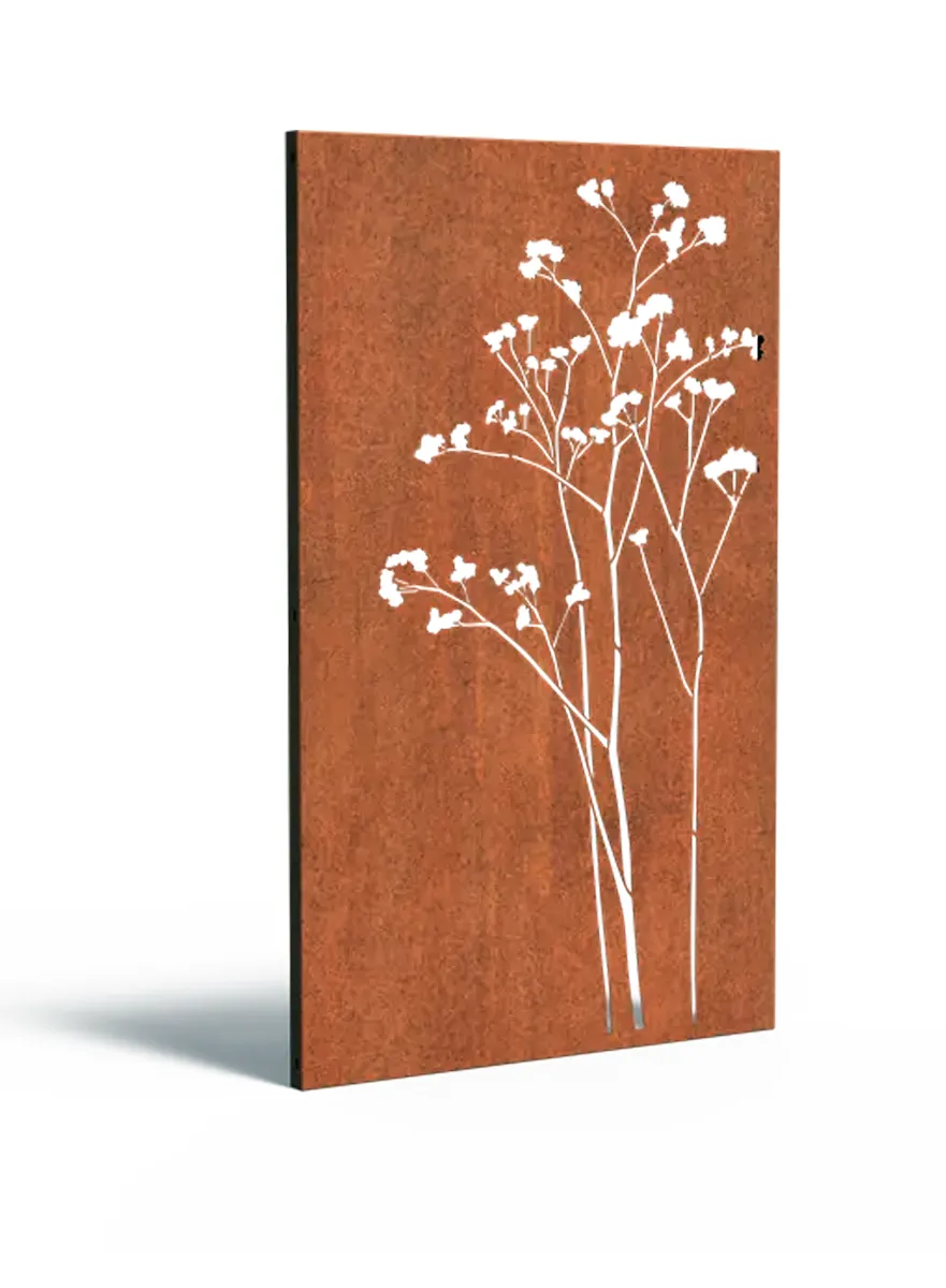 Schutting van Cortenstaal met een motief van kleine bloemen